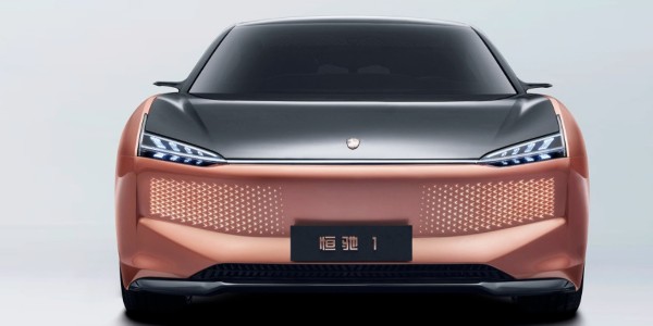 恒大首款純電動車 “恒馳 1”實車、內飾曝光，許家印試乘
