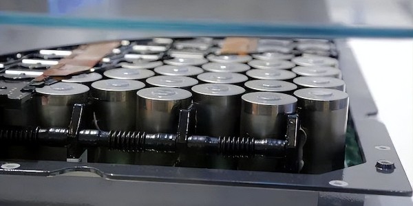 億緯鋰能第33工廠正式投產，首顆圓柱電池下線